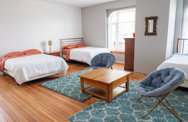 ~Mica Inn~ Downtown Spacious Retreat Above a Vintage/Coffee Shop.dog friendly!