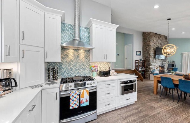 MICHIANA: Incredible lake views, hot tub, fireplace and beach access.