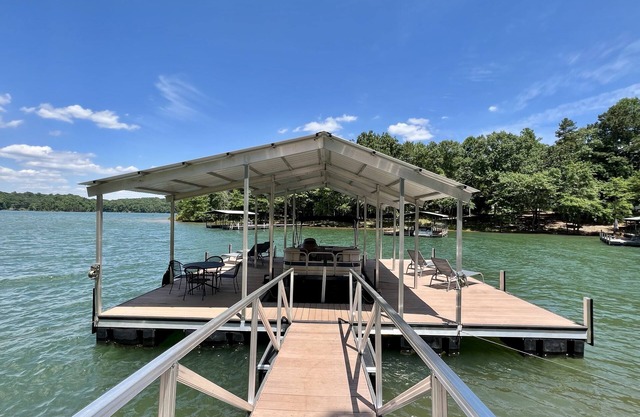 Mid Century 4 BR Lake Hartwell Home with Great views, good vibes, + large dock