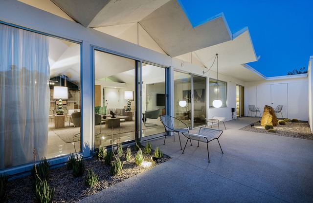 Mid-Century Modern Gem in Iconic Barry Berkus Community – Park Imperial South