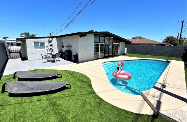 MID CENTURY OASIS – 3BR&2BA – POOL.