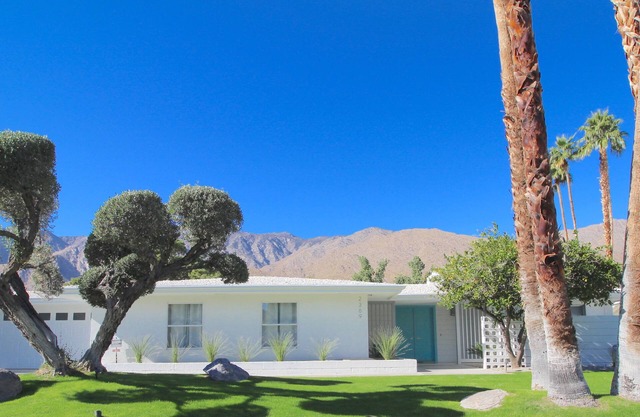 Mid-Century Style With Spectacular Mountain Views