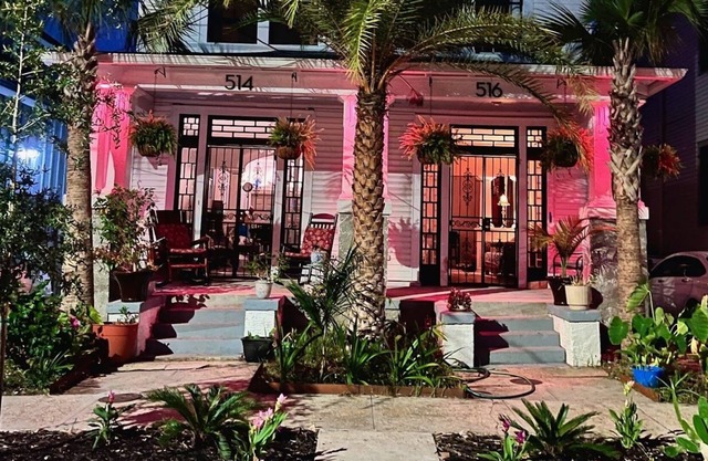 Mid-City Furnished Townhome, walk to Canal St Close to City Park and restaurants