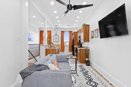 Mid-city Retreat Private Balcony Stay