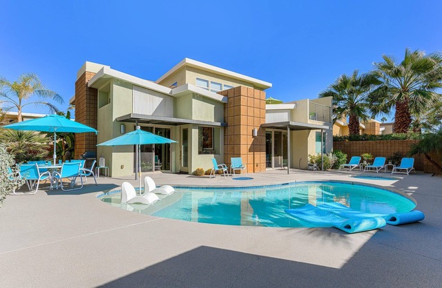 Midcentury-Inspired, Stylish, Solar-Powered Luxury Pool Home