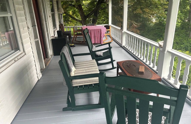 Middle of Everywhere - 4 BR Waterfront!