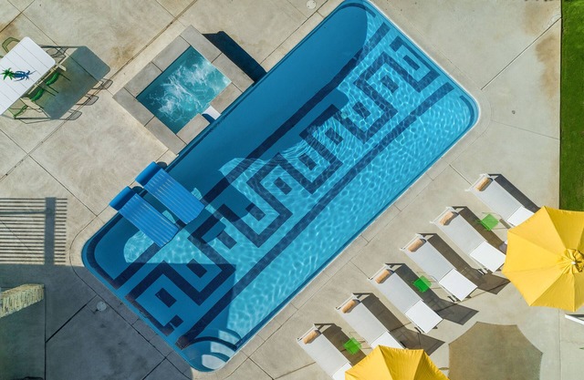 MidMod Marvel! 1/3 acre! 4 bedrooms! Pool! Spa! Misters! Fireplaces! Mtn. Views!