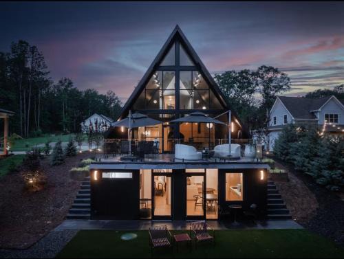 Midnight Raven Lake House - luxury a-frame w boat