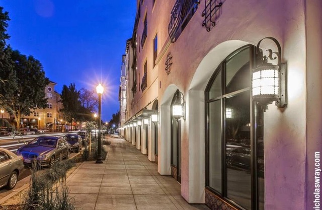 Midtown Luxury Apt w/ Balcony