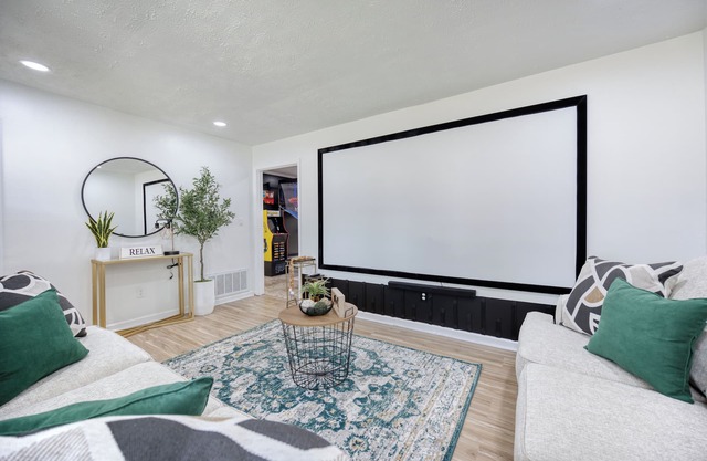 Military in Style/Movie Room/Game Room Minutes from Ft. Benning & Downtown area