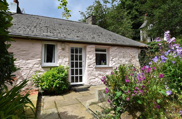 MILKWOOD COTTAGE, pet friendly, country holiday cottage in Fishguard