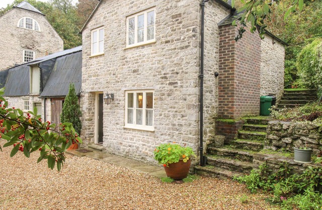 MILL COTTAGE, romantic, with a garden in Upwey