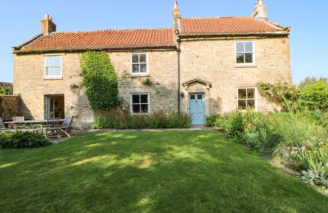 MILL FARM HOUSE, pet friendly, with open fire in Ravensworth