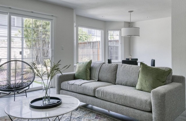 Milpitas 2BR + Parking in Complex w/ Pool + Lake