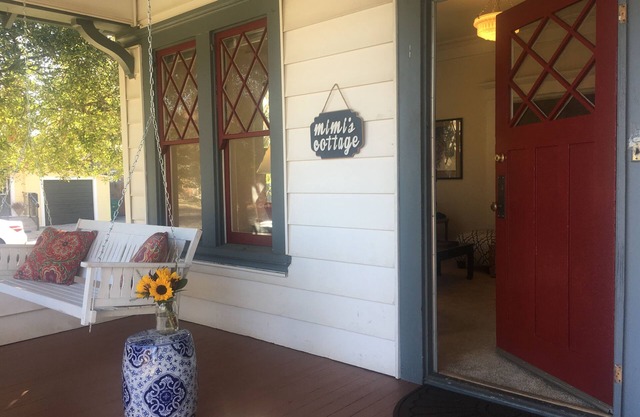 Mimi's Downtown Cottage