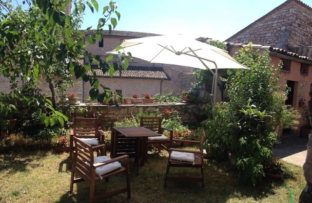 MIMOSA HOUSE with garden in the historic center of Spello