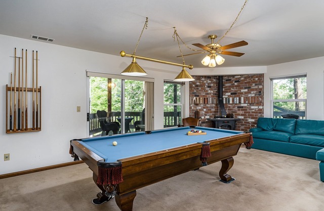 Miner's Claim - Home with 2 Decks & Pool by Yosemite Region Resorts