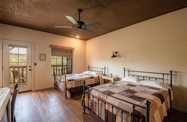 Miners Cabin #3 -Two Double Beds - Private Balcony - Walk to the Action