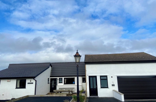 MINERVA, pet friendly, with hot tub in Trearddur Bay