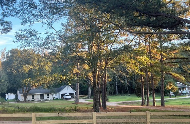 "Mini Farm" stay, Guest Cottage, 2 BD 1 Bath, Large Kitchen on 8 acres.