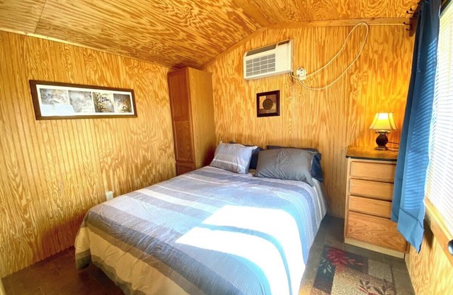 Mini Hunter Cabin - Tiny House near Medora, ND