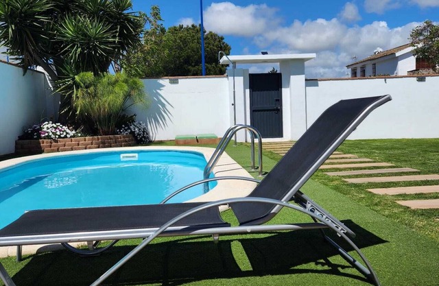 Minichalet Jacaranda with swimming pool, garden and barbecue.