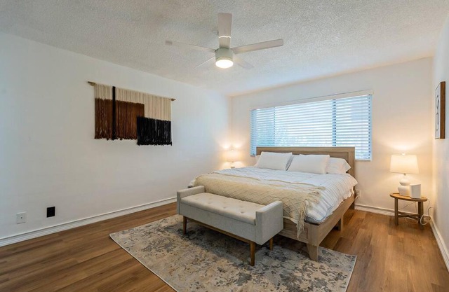 Minimalist Vibe ~ 5* Location ~ King Bed ~ Parking