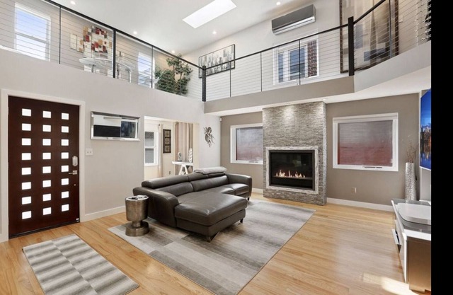 Minneapolis Tangletown Lux Property Airbnb “super host” certified