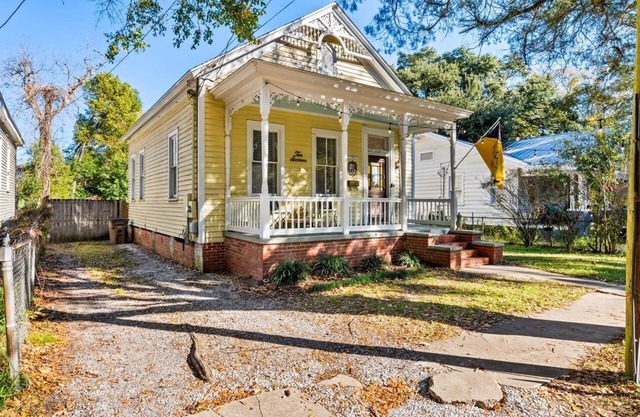 Mins from downtown entertainment - Pet Friendly Historic Montegeux Cottage