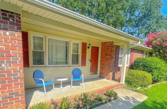 Mins from Lk Murray and DT - Cheerful Irmo Home