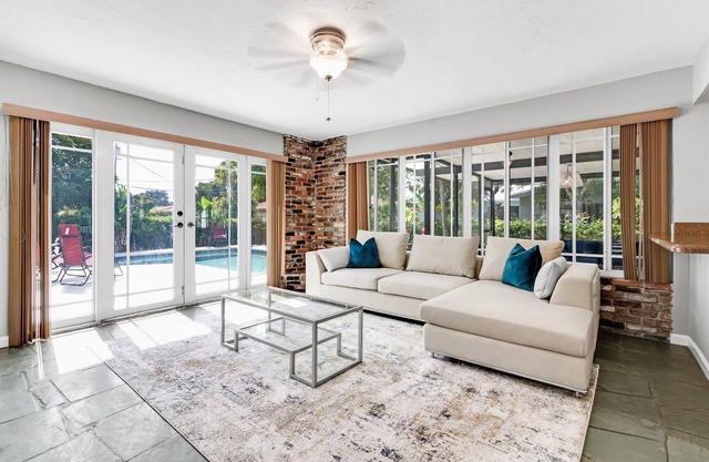 Mins to Downtown - Pool - Free Parking