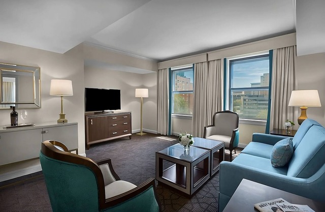 Minutes away from Missouri Botanical Garden! 3 Convenient Spaces! Parking, Pool!