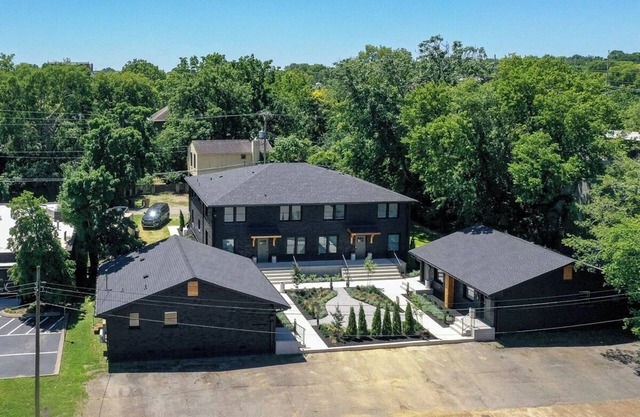 Minutes from Downtown & Broadway | The Nomad #9