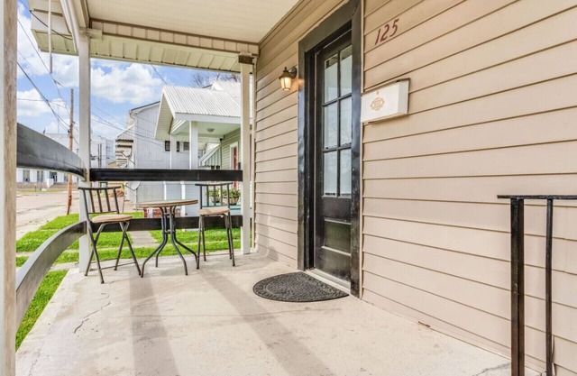 Minutes from DT New Iberia