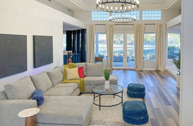 Minutes from Strip, Lakeview with "Beach" access, Canoe and Clubhouse