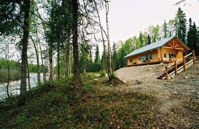 MINUTES OFF PARKS HWY/RIVERFRONT ON 27 ACRES/WILLOW CREEK INN