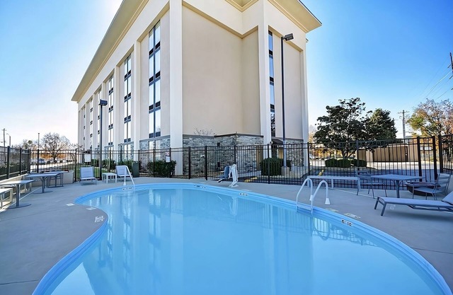 Minutes to Athens-Ben Epps Airport! Free Parking, Pets Allowed, Pool Onsite!