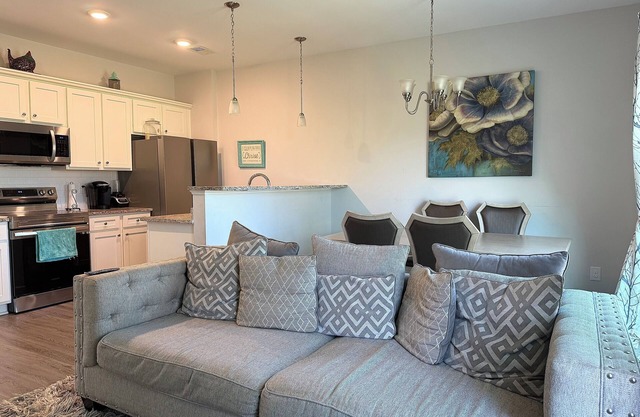 Minutes to Fort Jackson! Family Friendly 3-bed Townhome - Sleeps 5 w/King Bed