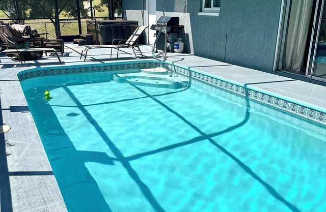 Minutes to Weeki Wachee Head Springs Pool AND hot tub!