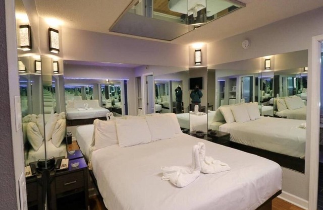 Mirror Suite Smoking King Bed at Envi Boutique Hotel