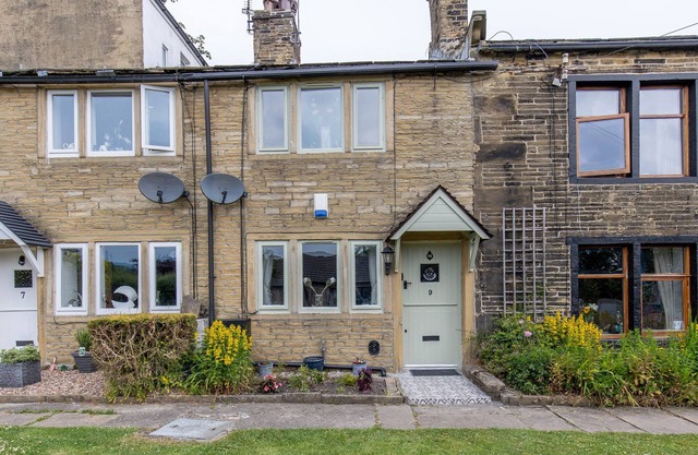 MISCHA COTTAGE, pet friendly in Thornton, West Yorkshire