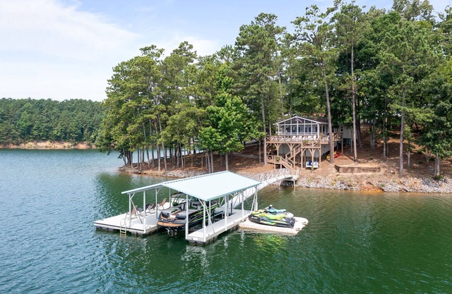 Miss Lazy Blue, a true relaxing cottage located right on Smith Lake.