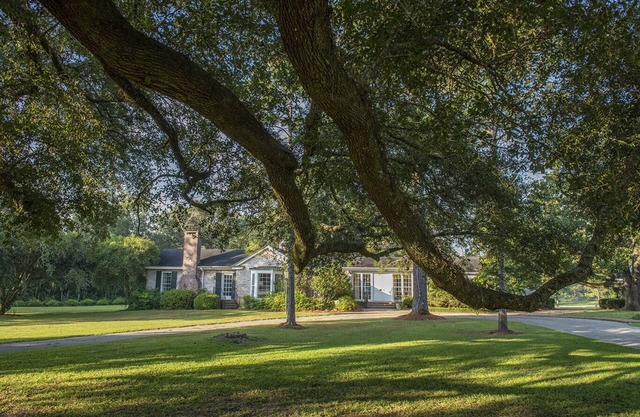 Mistletoe Retreat: Large estate on FL-GA line. 6-8 BRs sleeps 16. n