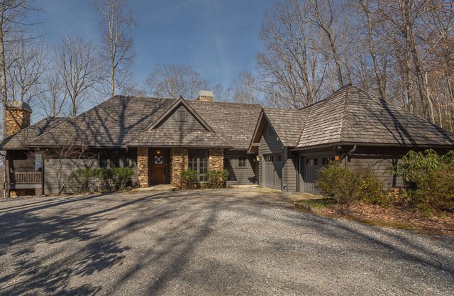 Misty Mountain Hideaway: A sanctuary in Balsam Mountain Preserve, with year round views and hot tub!