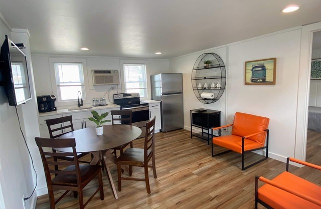 Mitten Flats #2 - 1 Block to the beach!