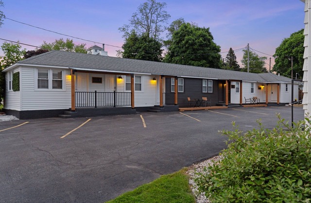 Mitten Flats #7 - 1 Block to the beach!