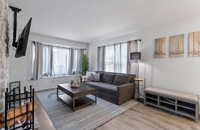 MKE River 3-LVL Townhouse 3BR+1.5BA with Parking for 2 Vehicles