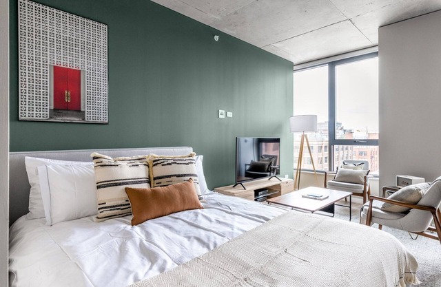 Mod West Loop Studio w/Gym, Pool, nr. Restaurant Row, by Blueground