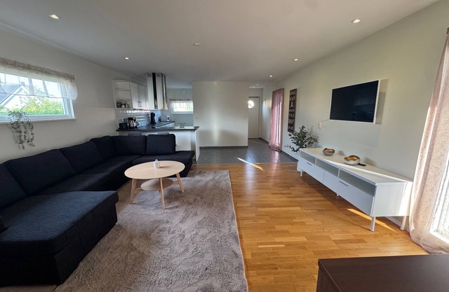 Modern 1-bed Apartment - Sleeps 6 & Ideal Location
