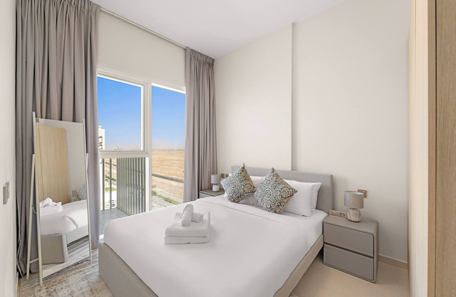 Modern 1 Bed with Sofa Bed | Access to Pool & Gym